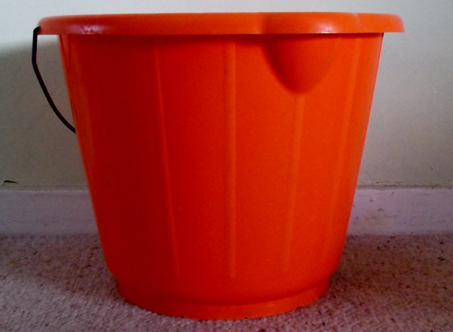 Emetofobi. Angst for opkast. Rød spand. Flickr image by oatsy40. https://flic.kr/p/p7bMG3