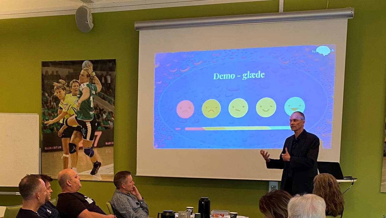 Kim Oechsle holder foredraget 'Hypnose - seriøst?' om hypnose som ekstern og intern påvirkning og brug af hypnoterapi.