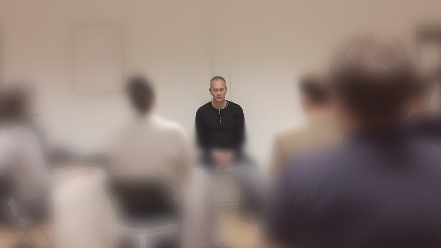 Kim Oechsle guider mindfulness og selvhypnose mod kroniske smerter i Yogastudiet